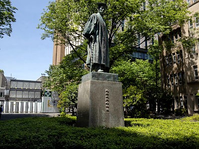 早稲田大学